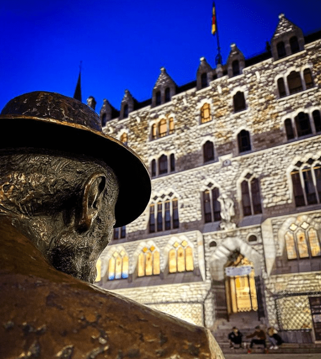 Casa Botines de Gaudí en León - vista nocturna