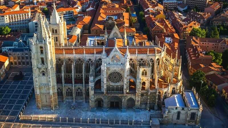 Catedral de León - vista panorámica y entorno histórico