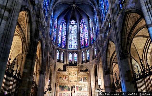 Interior de la Catedral de León - vidrieras góticas