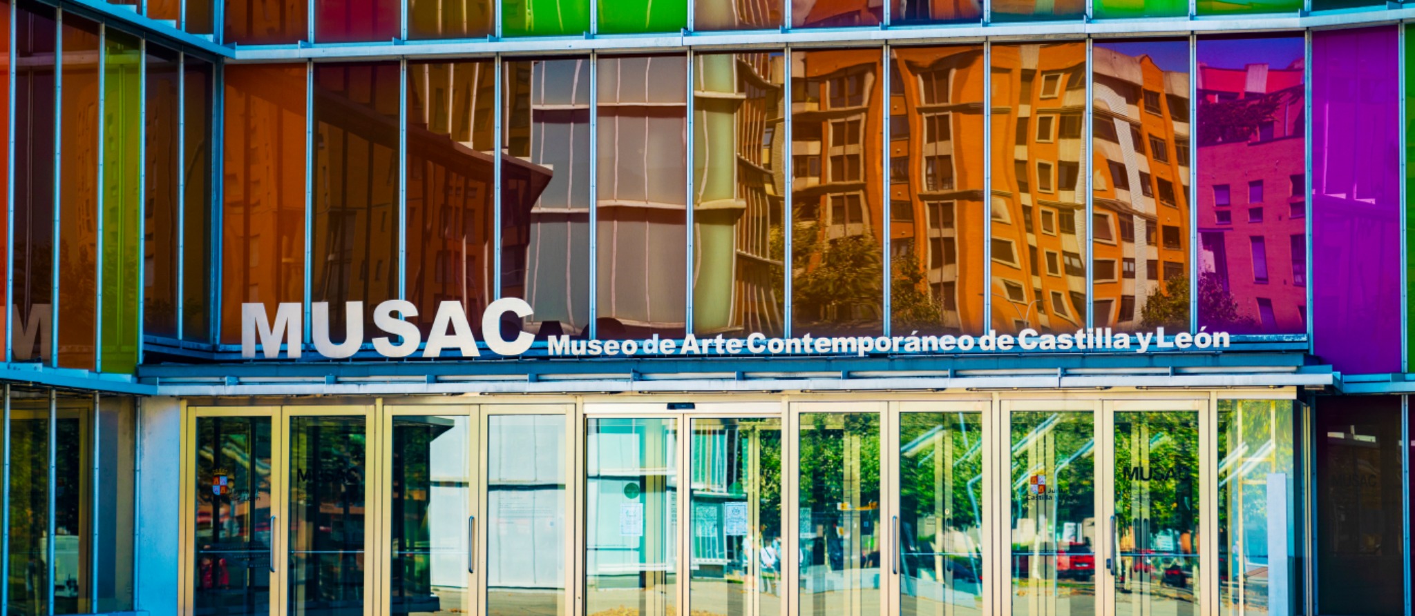MUSAC León - fachada colorida inspirada en vidrieras